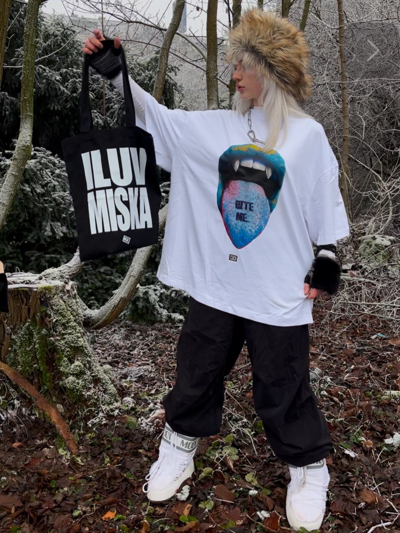 BITE ME. Oversized T-Shirt WHITE blue